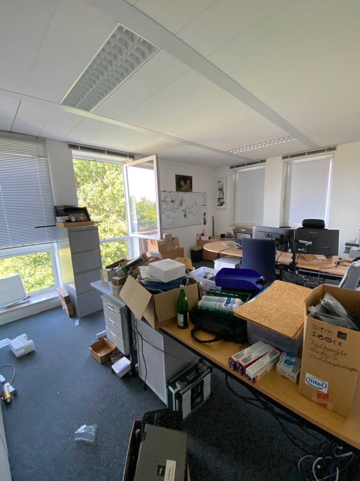 Vollgestellter Raum vor der Entrümpelung